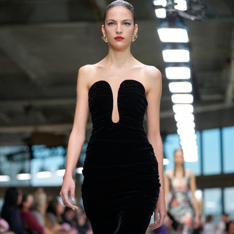 Μοντέλο με μαύρο φόρεμα