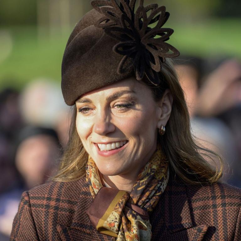 Η Κέιτ Μίντλετον με καφέ παλτό