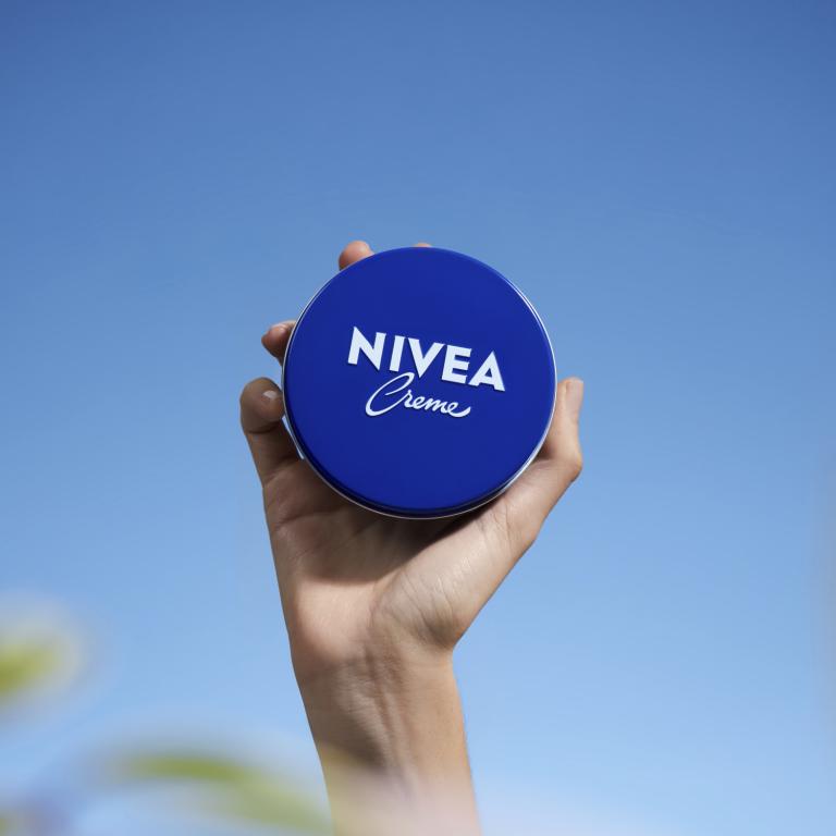 Ένας αιώνας μπλε κουτί: Πώς η NIVEA δημιούργησε το πιο αναγνωρίσιμο σύμβολο περιποίησης στον κόσμο