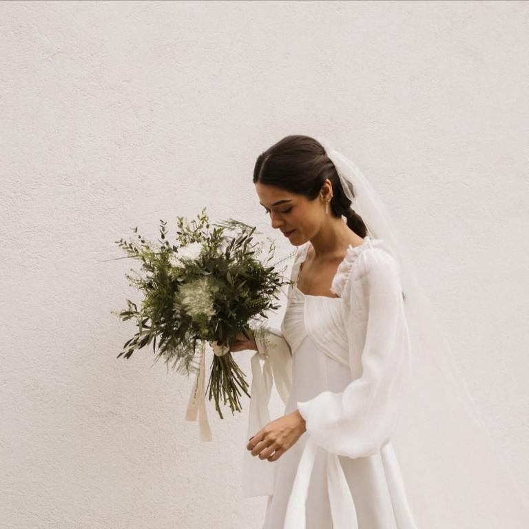 Νυφικό με μανίκια - Φωτογραφία Instagram/@posdatalola