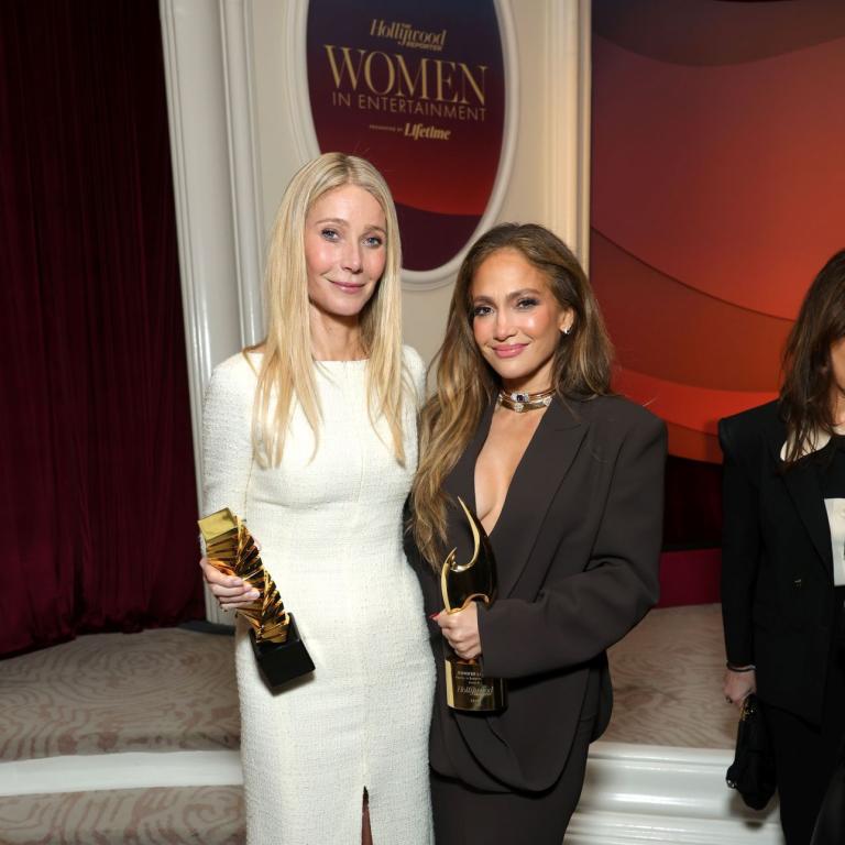 Η Γκουίνεθ Πάλτροου μαζί με την Τζένιφερ Λόπεζ