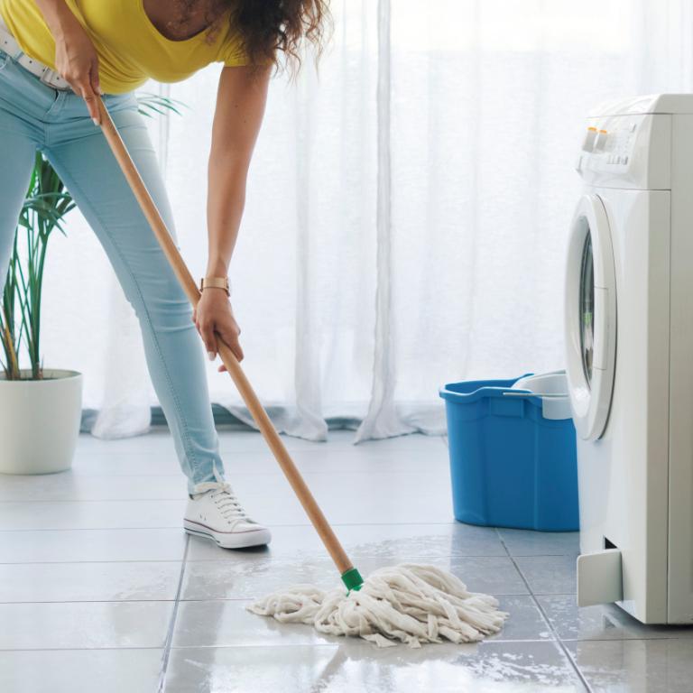 Τι να βάλετε στον κουβά για να καθαρίσετε το πάτωμα χωρίς να αφήνει γραμμές; Το κόλπο της νοικοκυράς