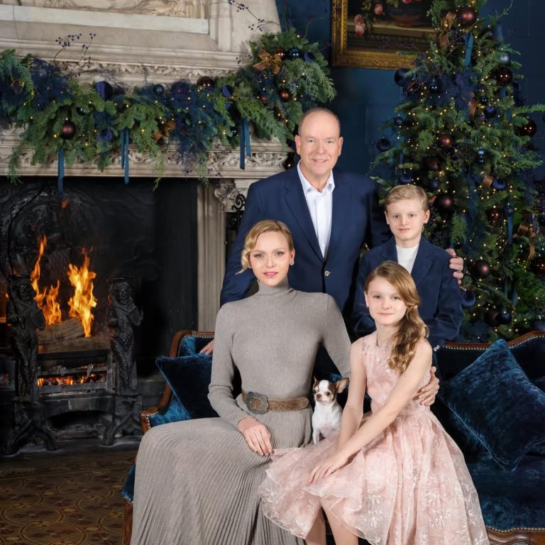 Η πριγκίπισσα Σαρλίν του Μονακό με πλεκτό φόρεμα Ralph Lauren είναι η έμπνευση που έψαχνες για τις γιορτές