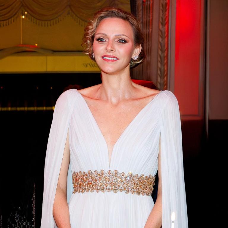 Η πριγκίπισσα Σαρλίν με λευκό φόρεμα