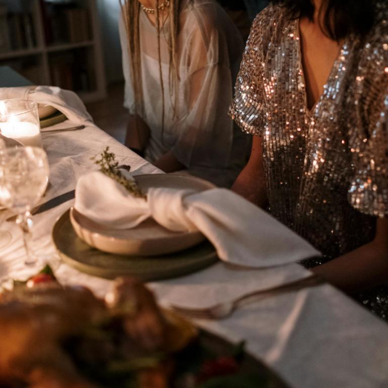 Γυναίκες που κάθονται σε τραπέζι