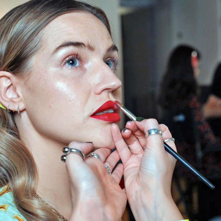 Οι τρεις κορυφαίες υφές μακιγιάζ που θα καθορίσουν το γιορτινό look του 2025