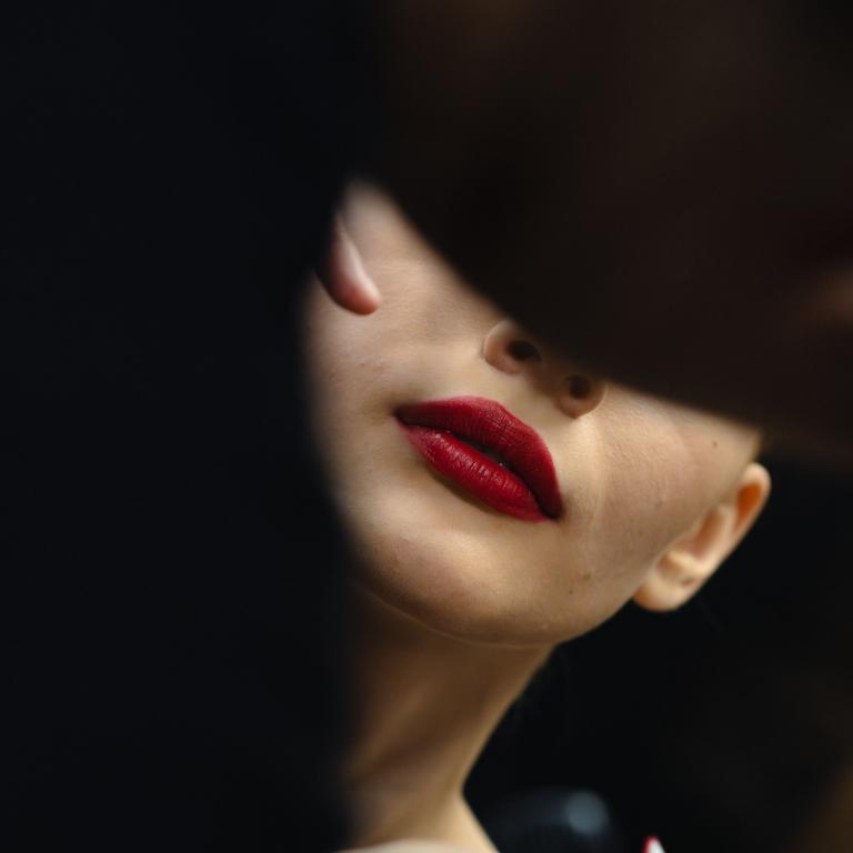 Glam Makeup ’25: Το κόκκινο κραγιόν που ταιριάζει σε κάθε γυναίκα και πώς θα το φορέσεις