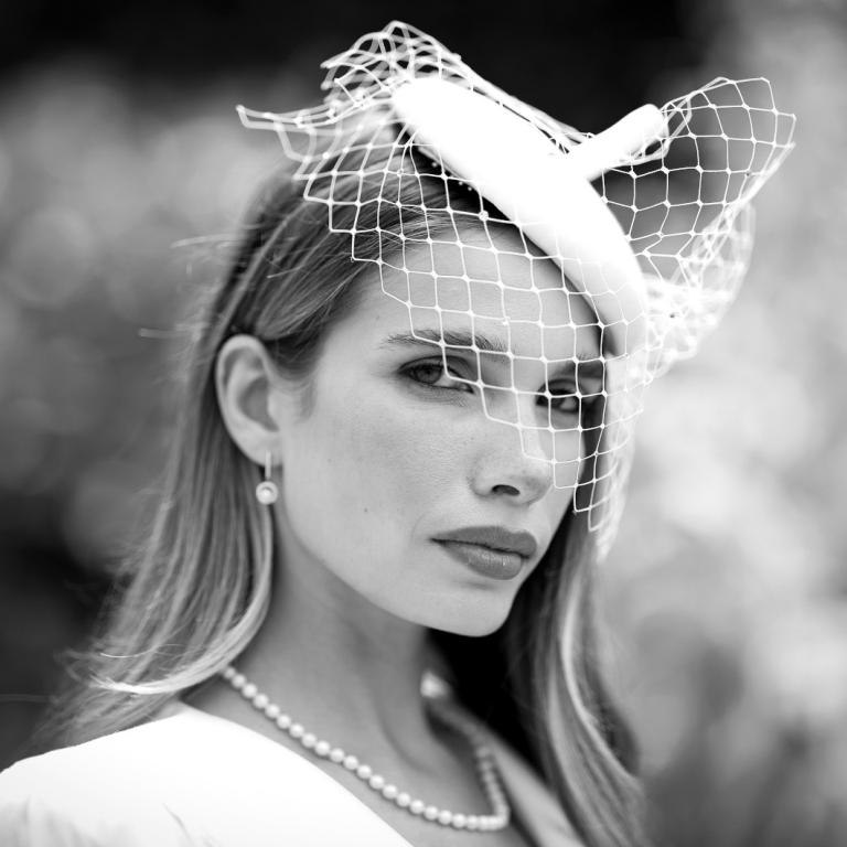 Οι πιο κομψές κουμπάρες και πεθερές σε χειμωνιάτικους γάμους φορούν αυτό το αξεσουάρ 