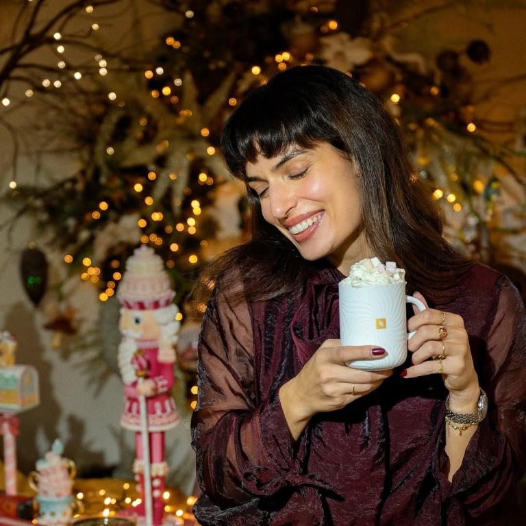 Η Τόνια Σωτηροπούλου με festive look