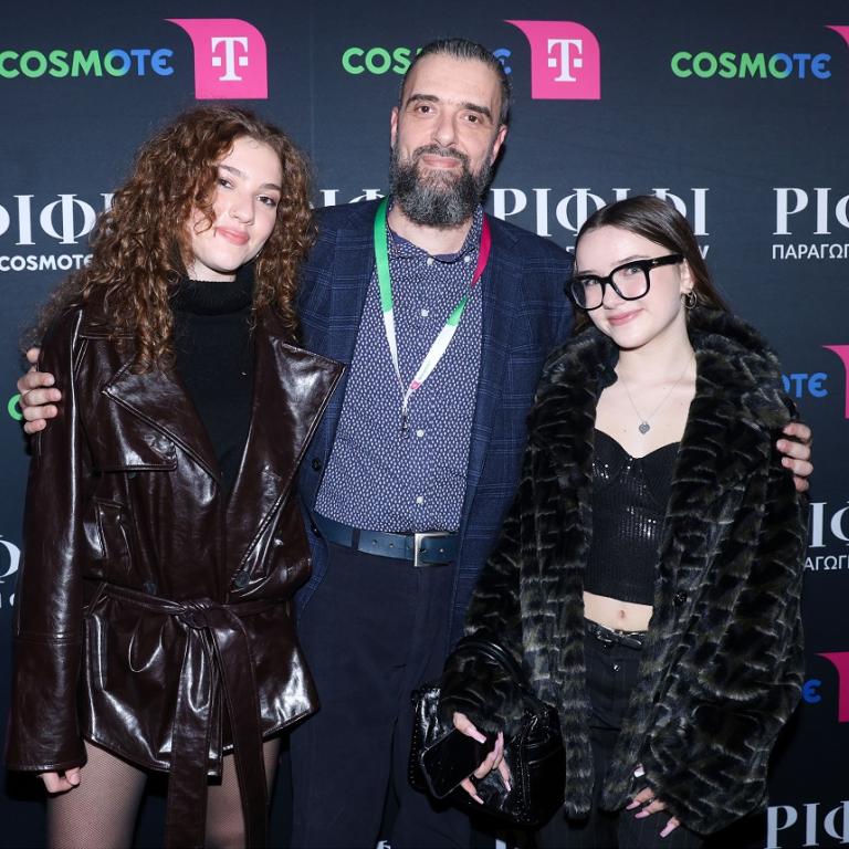 Ο Σωτήρης Τσαφούλιας με τις κόρες του  έχοντας στο πλευρό του τις δύο κόρες του, Δέσποινα και Κωνσταντίνα/Φωτογραφία NDP