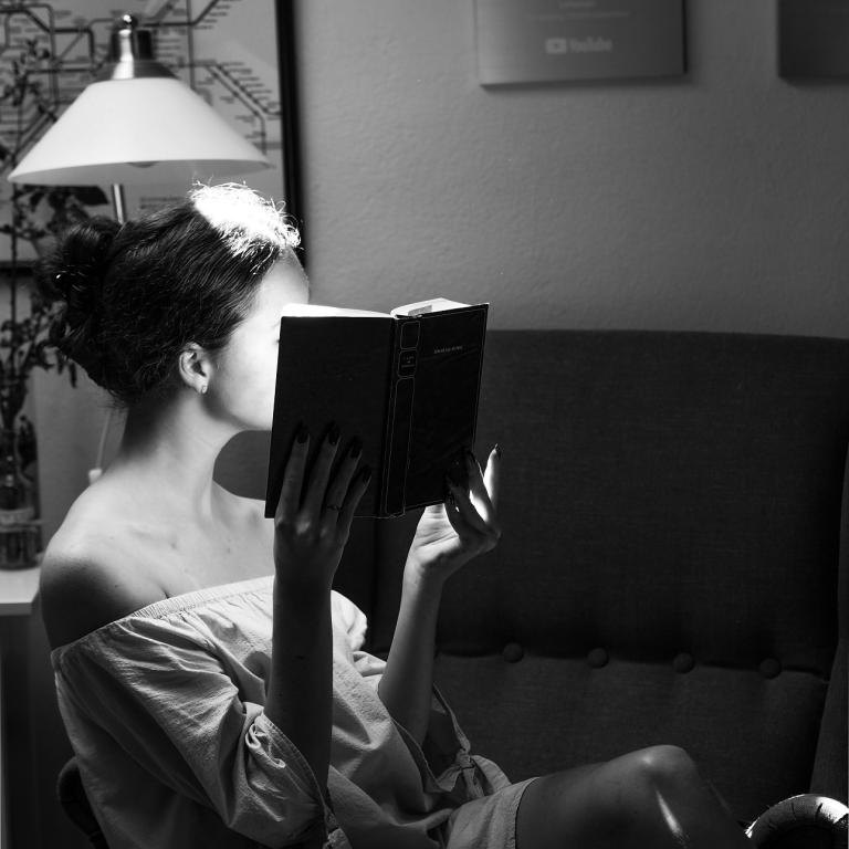 γυναίκα διαβάζει