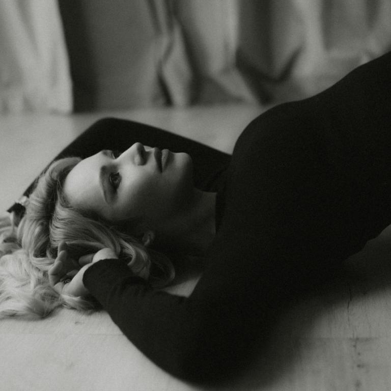 Γυναίκα που φαίνεται προβληματισμένη 