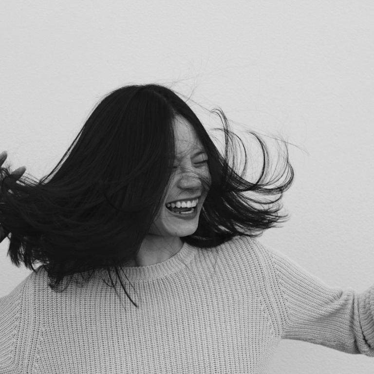 χαρούμενη γυναίκα