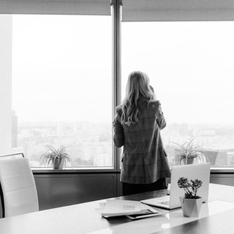 Γυναίκα που κοιτάζει από το παράθυρο