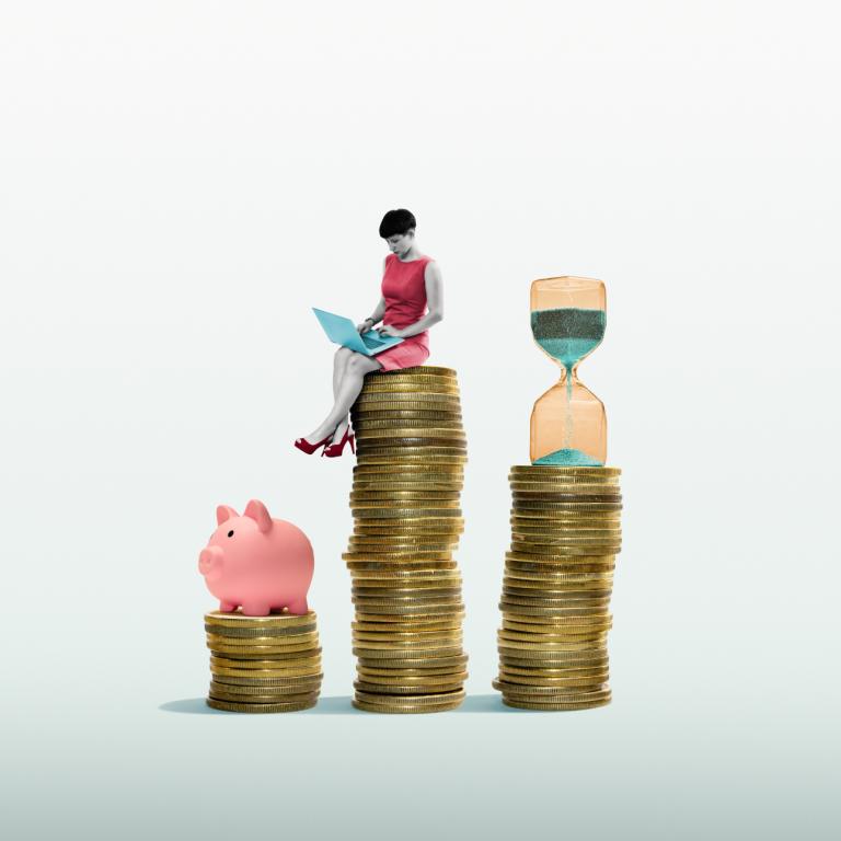 Γυναίκα κάθεται πάνω σε κέρματα