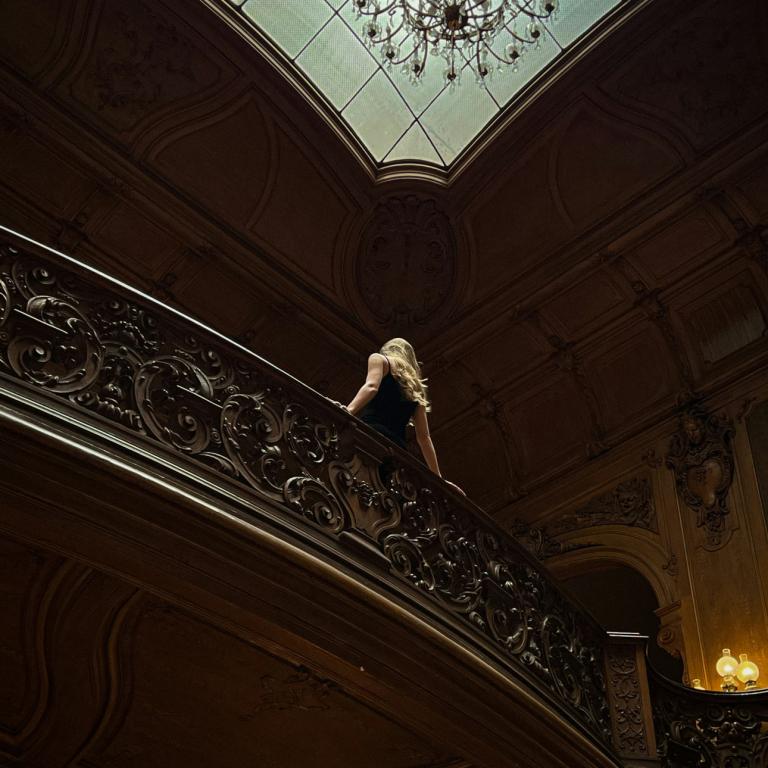 Γυναίκα ποζάρει πλάτη