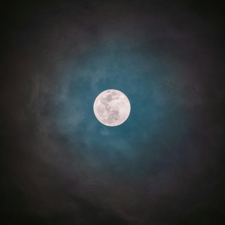 Τα 4 ζώδια που θα νιώσουν πιο έντονα την «παγωμένη» Πανσέληνο της 5ης Δεκεμβρίου 2025