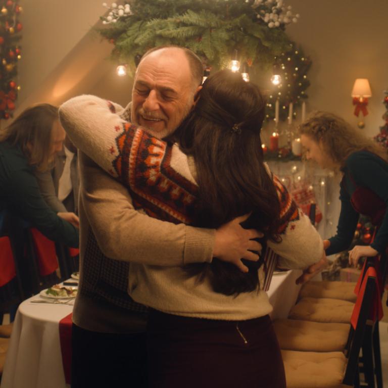 Οικογενειακή συγκέντρωση σε γιορτινό τραπέζι