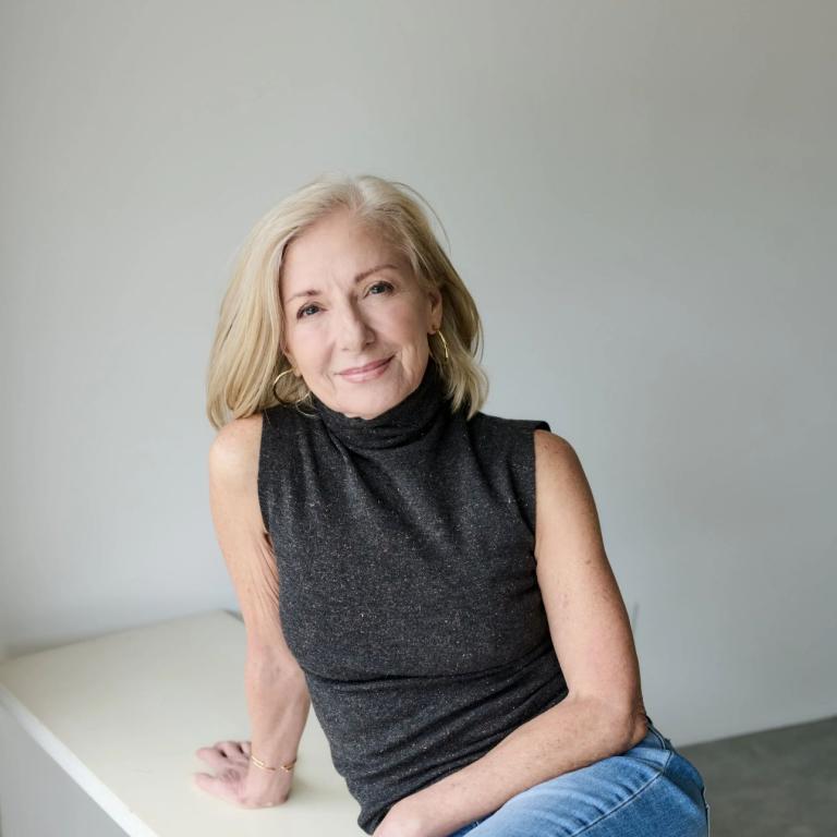 Μια δασκάλα γιόγκα στα 71 αποκαλύπτει πώς παραμένει δυνατή και ευλύγιστη