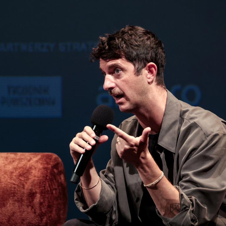 Η «Τελειότητα» και η ανικανοποίητη ζωή των millennials: O Βιντσέντζο Λατρόνικο μιλά για το βιβλίο του στην Αθήνα