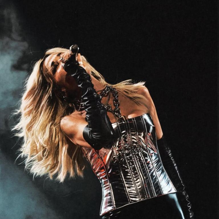 Οι Αθηναίοι βγαίνουν και το διασκεδάζουν στα μπουζούκια