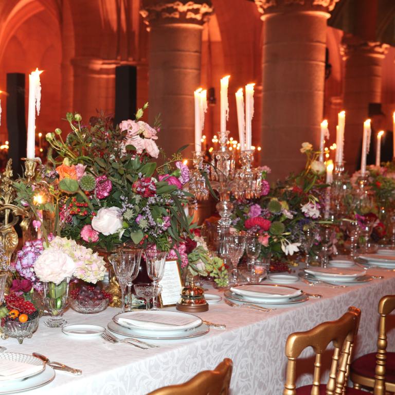 Το λευκό τραπεζομάντηλο φεύγει: Η νέα elegant επιλογή για το τραπέζι το 2026