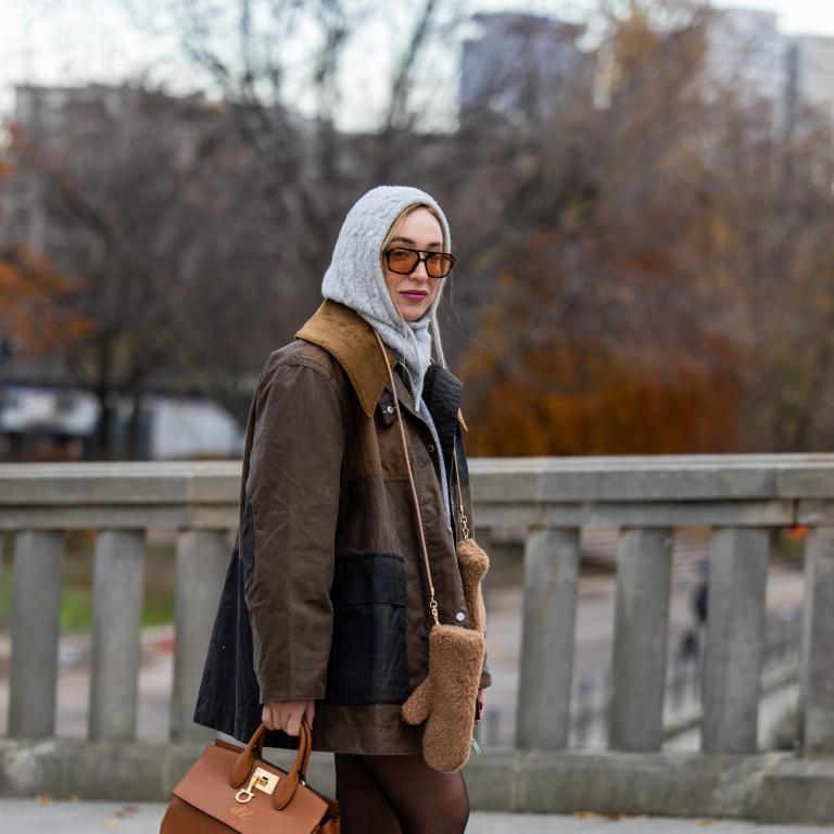 Γυναίκα με παρκά μπουφάν 