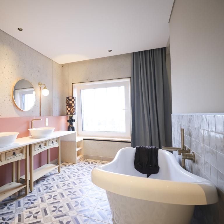 Αρχιτέκτονας αποκαλύπτει πώς ένα μικρό μπάνιο δείχνει μεγαλύτερο και πιο κομψό