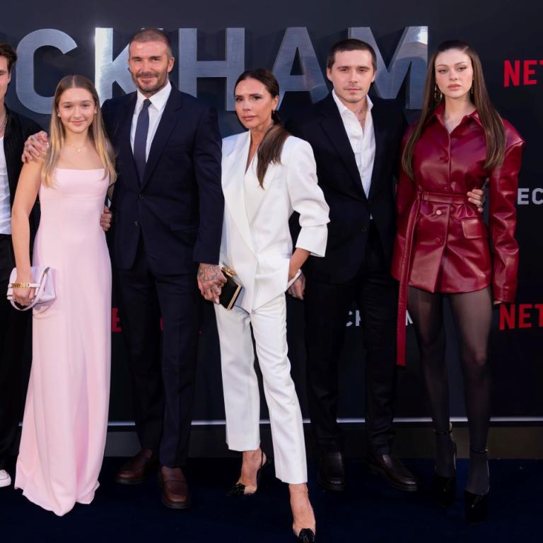 Από αριστερά, ο Ρόμεο Μπέκαμ, ο Κρουζ Μπέκαμ, η Χάρπερ Μπέκαμ, ο Ντέιβιντ Μπέκαμ, η Βικτόρια Μπέκαμ, ο Μπρούκλιν Μπέκαμ και η Νικόλα Πελτζ Μπέκαμ στην πρεμιέρα του ντοκιμαντέρ του Netflix «Beckham» στο Λονδίνο, το 2023