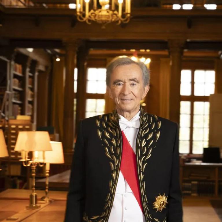 Η πιο εντυπωσιακή τελετή στο Παρίσι: Ο Μπερνάρ Αρνό, ένα σπαθί του Frank Gehry και η φαντασία του Τζόναθαν Άντερσον