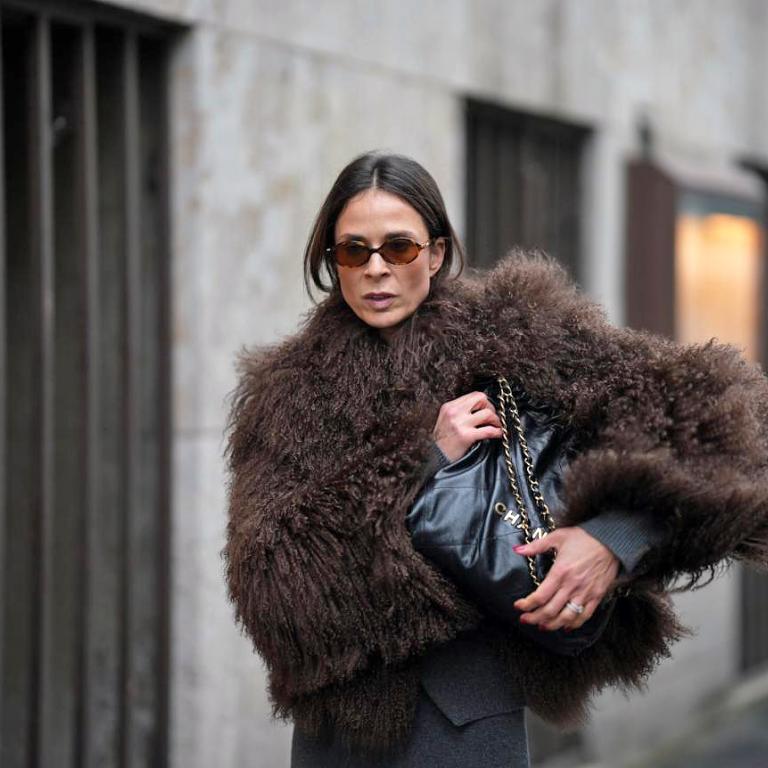 «Καφέ του espresso»: Το χρώμα-κλειδί του 2026 που ξεπερνά το μαύρο και συναγωνίζεται το ροζ