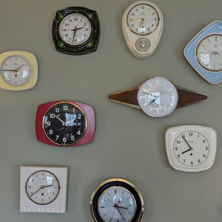 Ρολόγια κρεμασμένα σε τοίχο 
