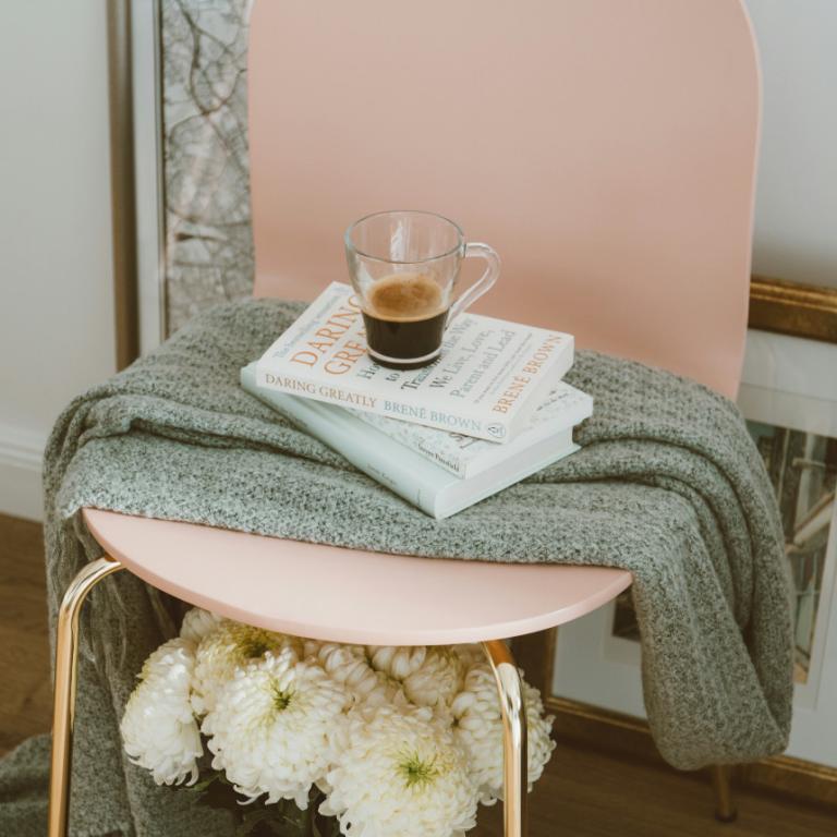 Βιβλίο πάνω σε καρέκλα 