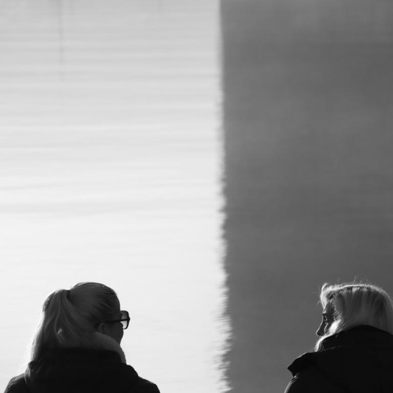 Δύο γυναίκες συζητούν 