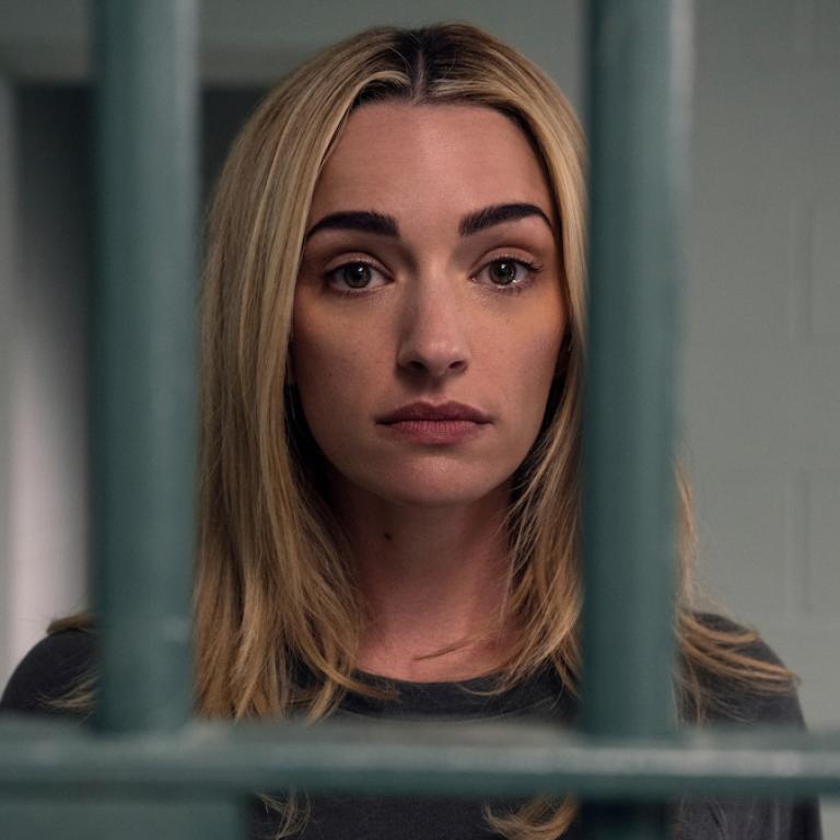 Η εθιστική και δημοφιλής σειρά του Netflix που θα σας κρατήσει μέσα το ΣΚ