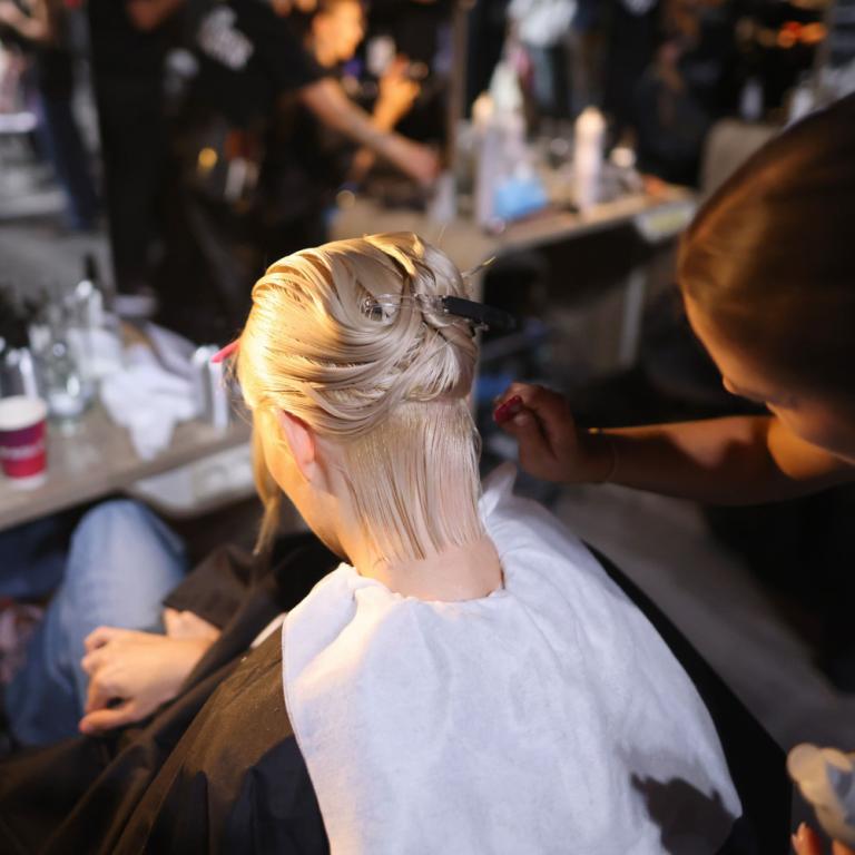 Κομμωτής εξηγεί πότε πρέπει να λούζετε τα μαλλιά σας μετά τη βαφή: «Αν το κάνετε νωρίτερα, υπάρχει πιθανότητα να χάσετε χρώμα»