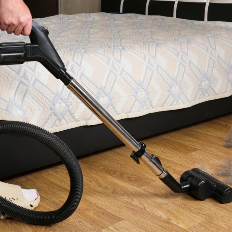 Το κόλπο με την πλαστική σακούλα στην ηλεκτρική σκούπα: Γιατί το προτείνουν και πώς βοηθά