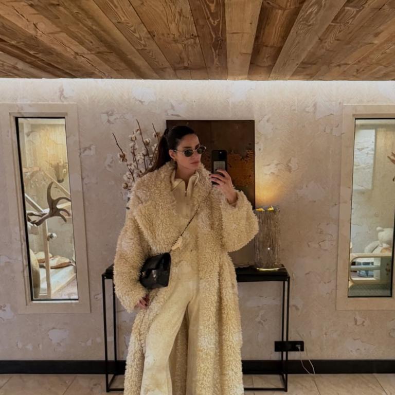 Η Ηλιάνα Παπαγεωργίου με εκρού faux γούνα