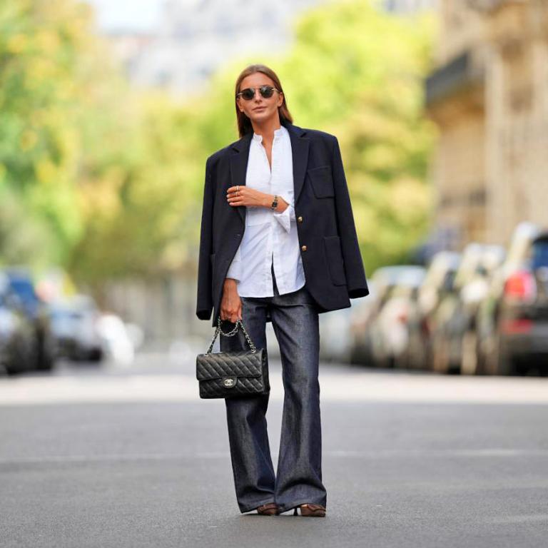 Τα 3 tricks που κάνουν το τζιν, το λευκό πουκάμισο και το σακάκι να δείχνουν πάντα επίκαιρα