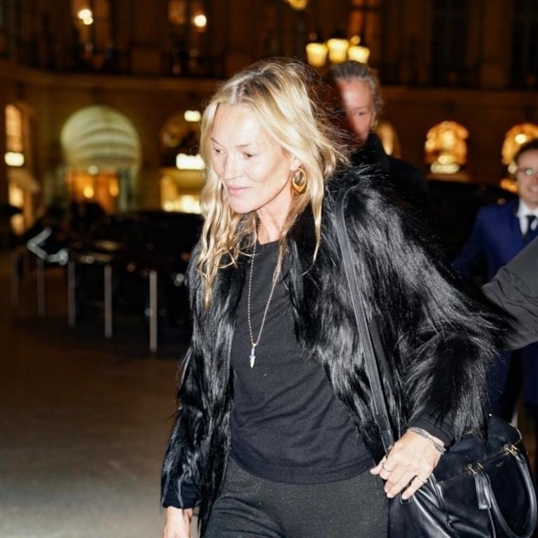 Η Κέιτ Μος κατά την άφιξής της στο Παρίσι 