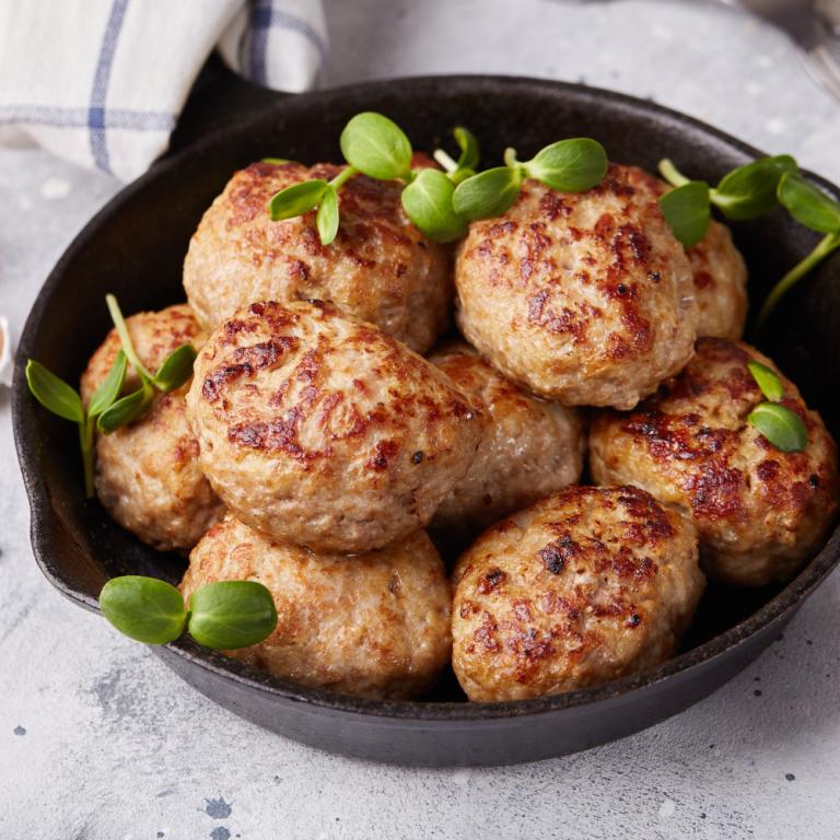 Κεφτέδες φούρνου με λιαστή ντομάτα και φέτα / Φωτογραφία: Shutterstock