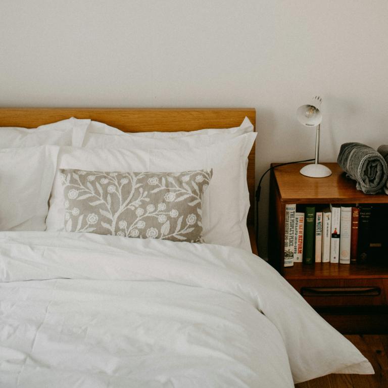 Κομοδίνο δίπλα σε κρεβάτι 