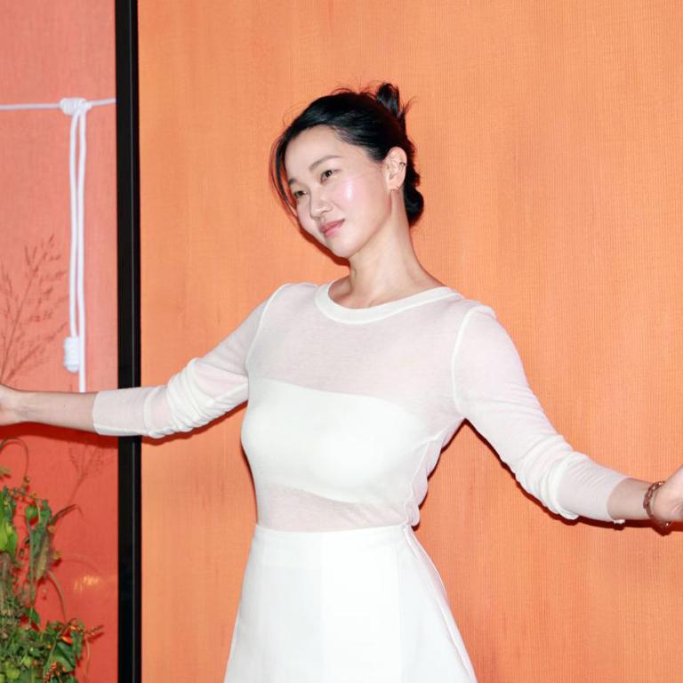 K-Beauty serums: Το skincare trend που χαρίζει τη χαρακτηριστική «glass skin» όψη