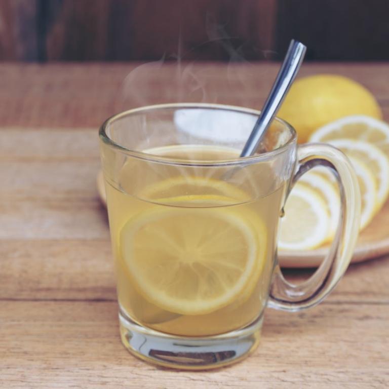 Γιατί να πίνουμε ζεστό νερό με λεμόνι