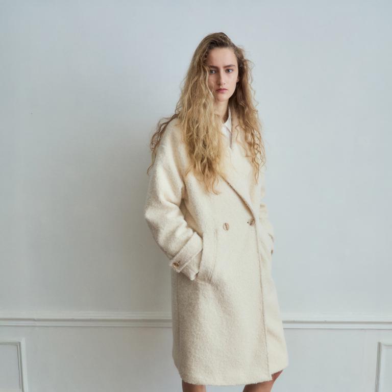 Το μακρύ λευκό παλτό των Mango που έχει γίνει το πιο περιζήτητο κομμάτι του χειμώνα