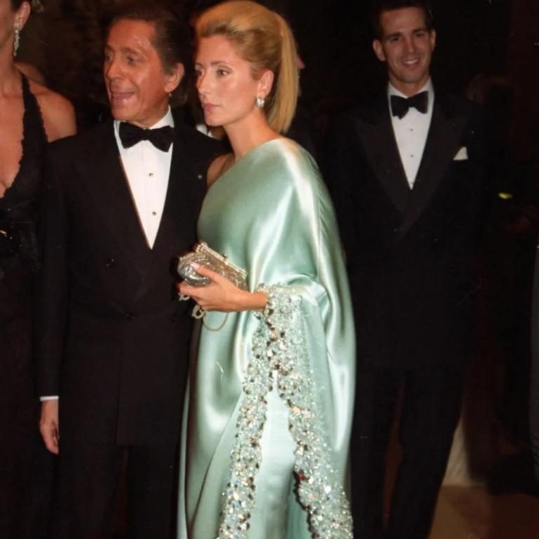 Ο Valentino με τη Μαρί Σαντάλ στο MET gala 2001