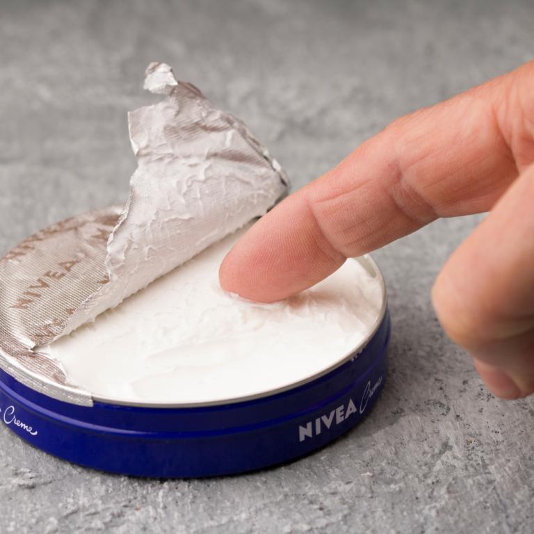 Κρέμα Nivea στο μπλε κουτί: Τα 5 πράγματα που κανείς δεν σου λέει