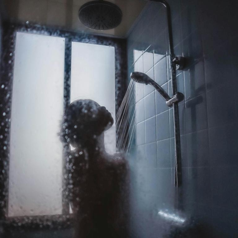 κοπέλα που κάνει ντους