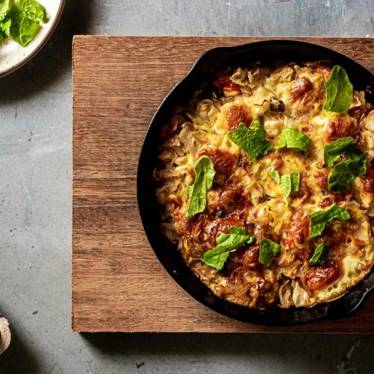 Ομελέτα με προσούτο, γραβιέρα και λιαστή ντομάτα / Φωτογραφία: Unsplash