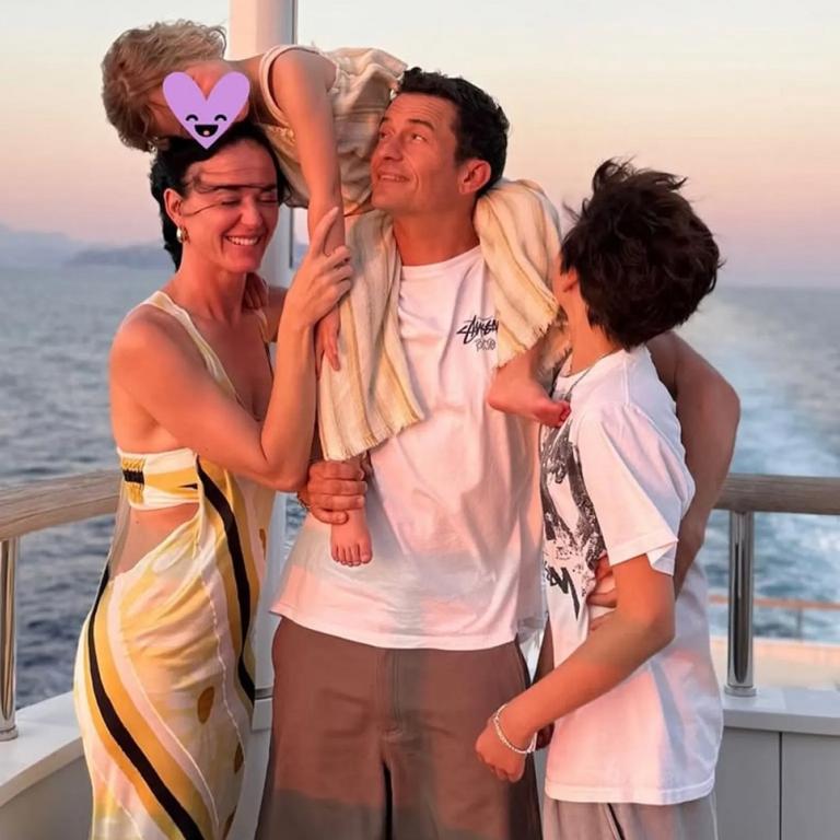 Ο Ορλάντο Μπλουμ καλύπτει το πρόσωπο της κόρης του